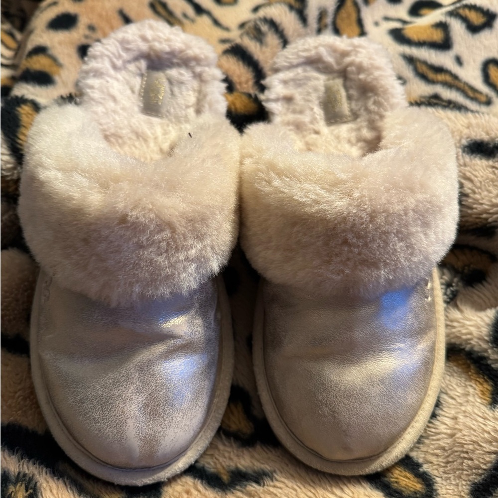 UGG Shimmering gold Slippers with Plush Cream Lining